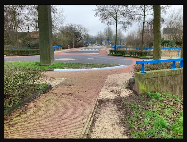Refreshed markings roundabout Rijnsteeg/Rietveldla